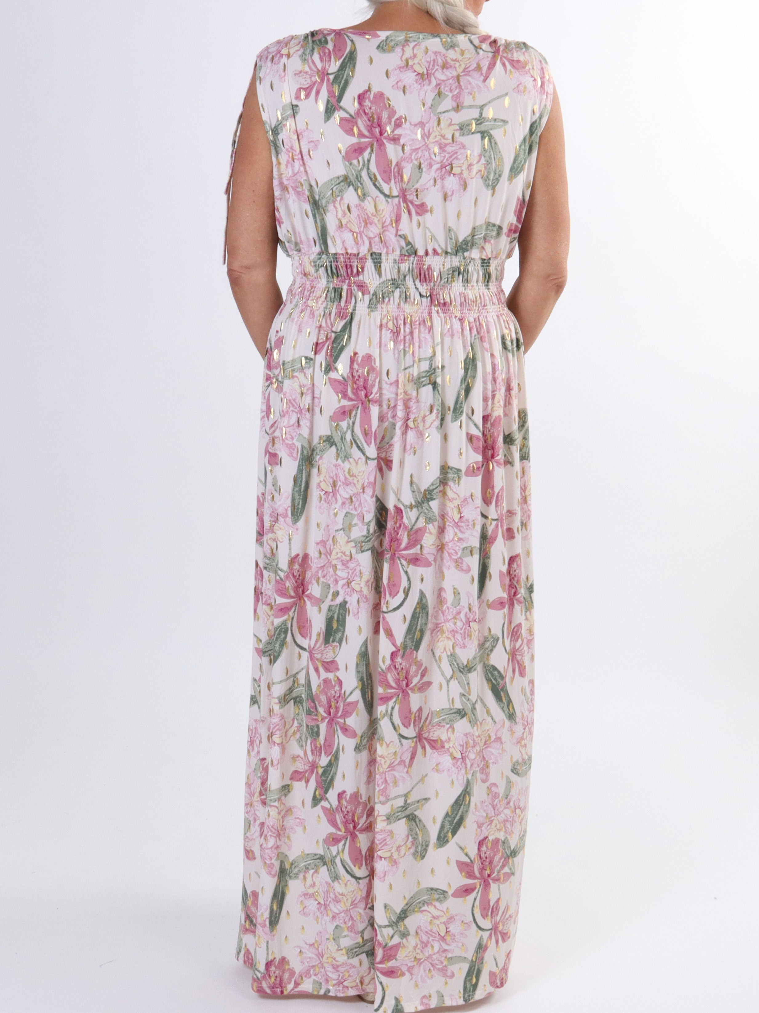 Pams Flower Sleeveless - Lang blomstret plus size kjole i krølfrit stof